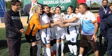 kadinlar-futbol-oynarsa-dunya-yerinden-oynar-xJ3b5UM4.jpg