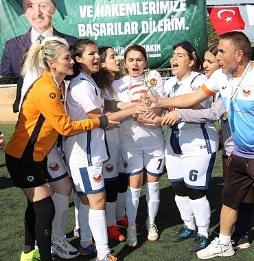 kadinlar-futbol-oynarsa-dunya-yerinden-oynar-xJ3b5UM4.jpg