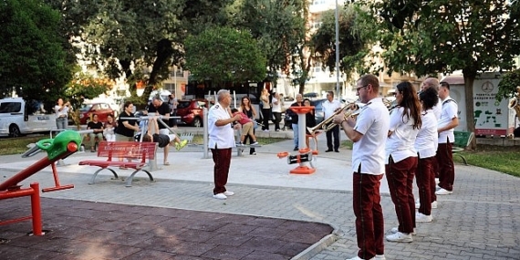 Karşıyaka Belediye Bandosu’ndan coşku dolu sokak konserleri