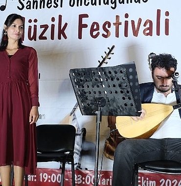 kemerde-kemer-belediyesinin-destekleriyle-3-kemer-muzik-festivali-duzenlendi-8vYnLGjr.jpg