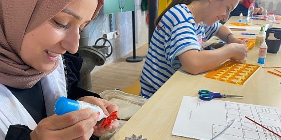 Quilling kâğıtlarını sanata dönüştürdüler