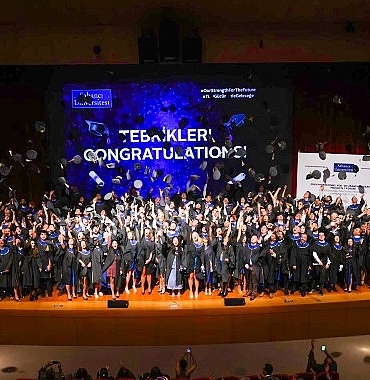 sabanci-universitesi-profesyonel-yuksek-lisans-programi-2024-mezunlarini-verdi-cELuFsQt.jpg