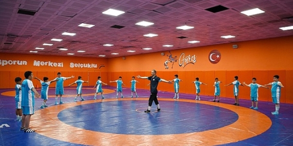 Selçuklu Belediyesi tarafından düzenlenen ve 5 bin 814 öğrencinin eğitim göreceği Kış Spor Okullarında ilk eğitim 5 Ekim Cumartesi günü başladı
