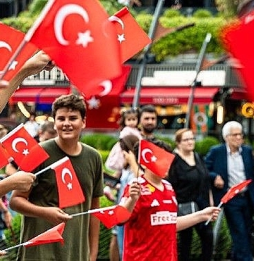 watergarden-istanbul-turkiye-cumhuriyetinin-101-yilini-coskuyla-kutluyor-AytSlBs7.jpg
