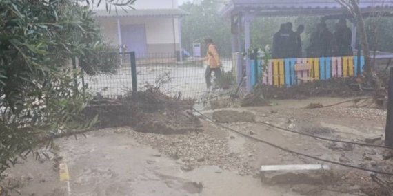 Antalya’da sel nedeniyle okulun istinat duvarı çöktü