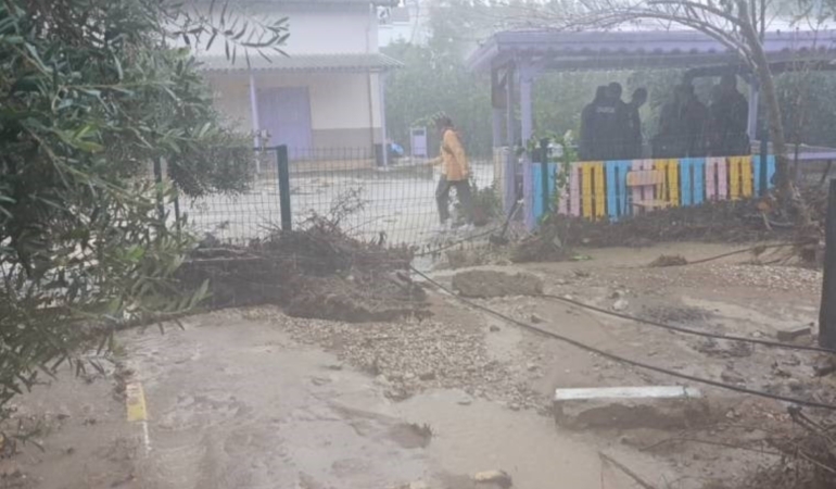 Antalya’da sel nedeniyle okulun istinat duvarı çöktü