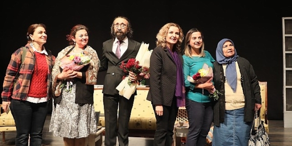 Başkan Çerçioğlu, kırsal mahallelerde yaşayan kadınları tiyatroyla buluşturdu.