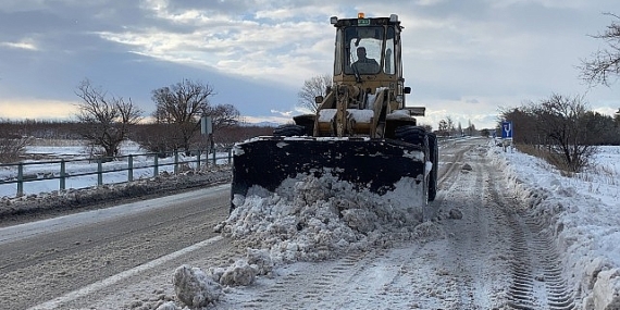 Çumra Belediyesi, kar yağışı dolayısıyla yol açma ve tuzlama çalışması yaptı