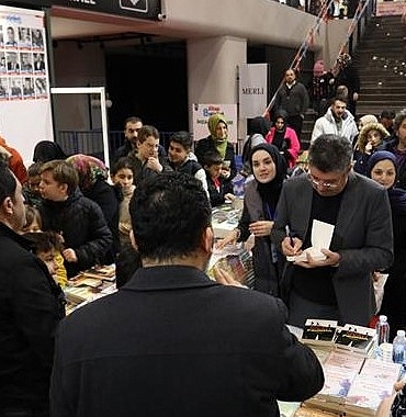 inegolluler-kitap-fuarinda-yazarlarla-bulusuyor-iMNJDarJ.jpg