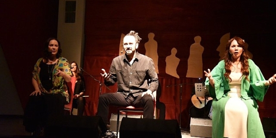 ‘İnsanca’ Müzik Gösterisi ile Kadın Hikâyeleri Sahnede Can Buldu