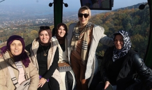 kadin-ciftciler-teleferikle-zirveye-cikti-zirveye-yolculugun-en-keyifli-hali-kartepe-teleferikte-zIGux3KA.jpg
