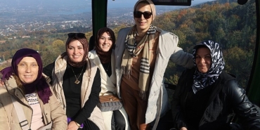 kadin-ciftciler-teleferikle-zirveye-cikti-zirveye-yolculugun-en-keyifli-hali-kartepe-teleferikte-zIGux3KA.jpg