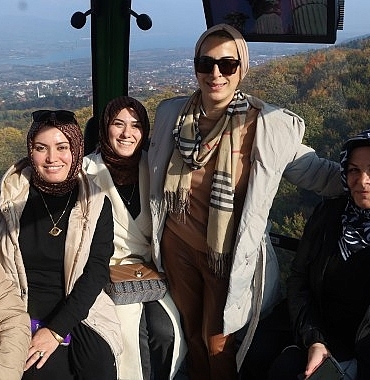 kadin-ciftciler-teleferikle-zirveye-cikti-zirveye-yolculugun-en-keyifli-hali-kartepe-teleferikte-zIGux3KA.jpg
