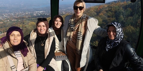 Kadın çiftçiler teleferikle zirveye çıktı; Zirveye yolculuğun en keyifli hali Kartepe Teleferik’te