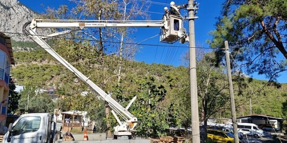 Kemer Belediyesi fırtınanın yaralarını sarıyor