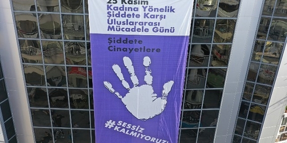 Konak’tan şiddete karşı dev afiş: Sessiz kalmıyoruz!