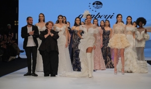 melik-gunbeyi-defilesine-cizmeli-gelinlik-damga-vurdu-mevVhXbb.jpg