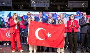 ozgur-ozel-dunya-cocuklarina-ataturkun-sozleriyle-seslendi-yurtta-baris-dunyada-baris-MtjBh927.jpg