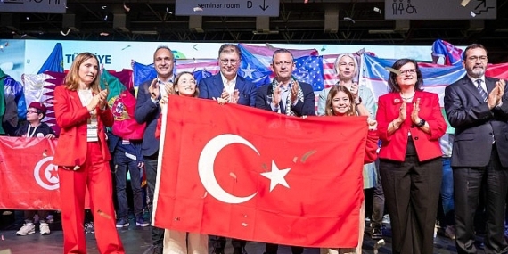 Özgür Özel dünya çocuklarına Atatürk’ün sözleriyle seslendi: Yurtta barış, dünyada barış!