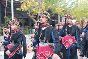 seferihisarda-zeytinin-hasat-zamanini-kutlamak-icin-orhanli-koyunde-festival-duzenlendi-MHnR5gXn.jpg