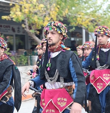 seferihisarda-zeytinin-hasat-zamanini-kutlamak-icin-orhanli-koyunde-festival-duzenlendi-MHnR5gXn.jpg