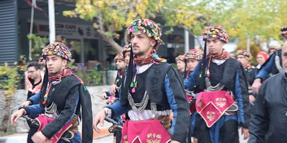 Seferihisar’da zeytinin hasat zamanını kutlamak için Orhanlı Köyü’nde festival düzenlendi.