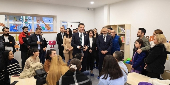 TBB ve İBB Başkanı Ekrem İmamoğlu, Eyüpsultan’daki Yuvamız İstanbul Çocuk Etkinlik Merkezi’nde miniklerle sohbet etti, velilerle dertleşti.