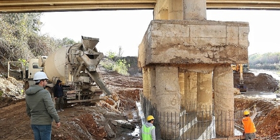 Antalya Büyükşehir Aksu Çayı köprüsünün ayağını güçlendiriyor