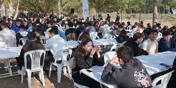 Başkan Topaloğlu’ndan öğrencilere mangal partisi