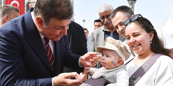 Başkan Tugay vadetti, uyguladı, yüzler güldü İzmirli kadınların “Anne Kart” mutluluğu