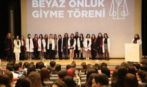 bilgi-saglik-ogrencileri-beyaz-onluklerini-giyerek-meslege-ilk-adimlarini-atti-zA6i581N.jpg