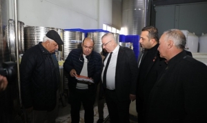 edremit-belediye-baskani-mehmet-ertas-tek-bir-zeytin-tanesi-heba-olmuyor-sJGpe83C.jpg
