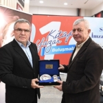 en-sevilen-yazarlar-osmangazide-kitap-severlerle-bulusuyor-RWLZksCw.jpg
