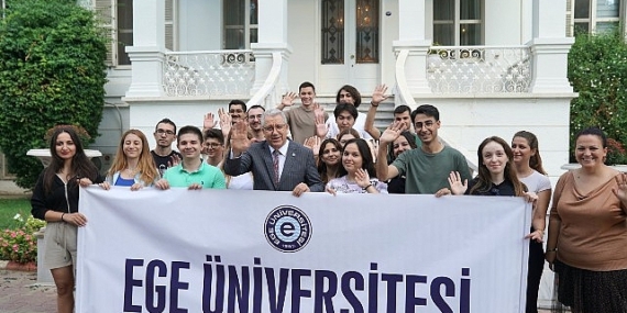 İzmir Büyükşehir Belediyesi, kent belleğinde önemli yeri olan Kültürpark’taki Göl ve Ada gazinolarını aslına uygun bir şekilde yeniliyor.