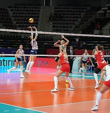 kadin-voleybol-takimindan-3-0lik-galibiyet-keyyHMjv.jpg