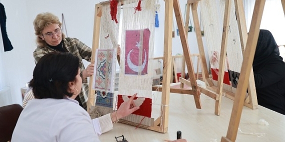Kadınlar Kök Boya Tekniği Kullanarak Halı ve Kilim Dokuyor