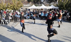 konakta-yeni-yil-coskusu-kermeslerle-devam-ediyor-aVRzNYmV.jpg