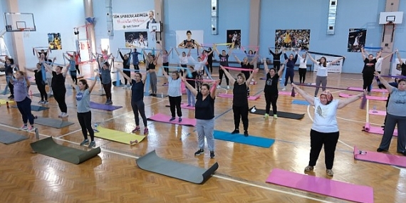 Menemenli kadınlar, ücretsiz pilates kursunda buluştu