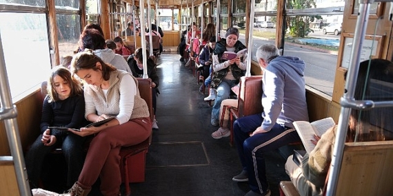 Nostalji tramvayında kitap okudular