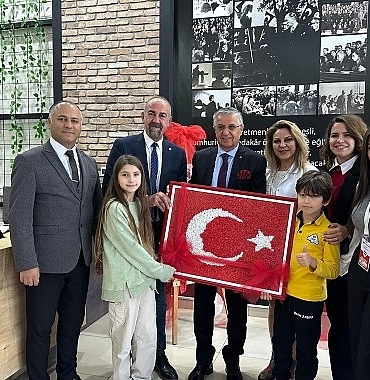 ogrencilerden-baskan-topalogluna-turk-bayragi-FkmqxkU2.jpg