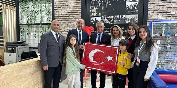 Öğrencilerden Başkan Topaloğlu’na Türk bayrağı