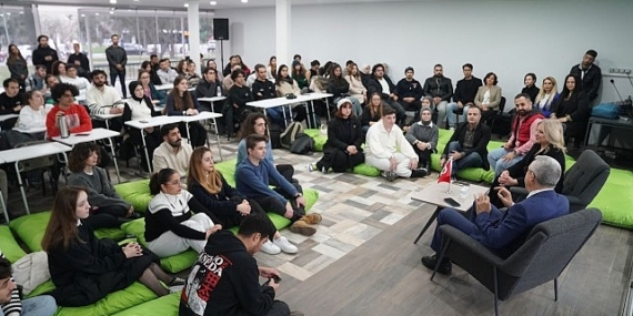Rektör Prof. Dr. Budak, araştırma yürüten ve proje hazırlayan öğrencilerle bir araya geldi