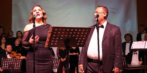 Zeki Müren Sevilen Şarkılarıyla Anıldı