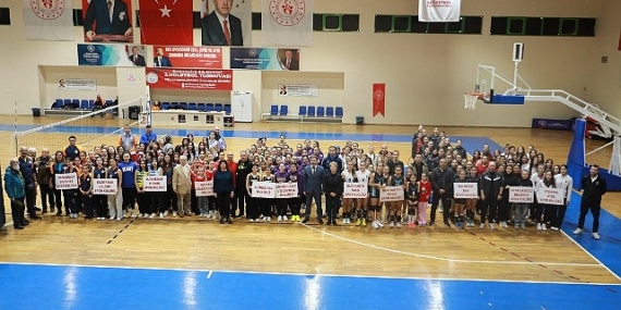Burhaniye’de Voleybol Şöleni Başladı