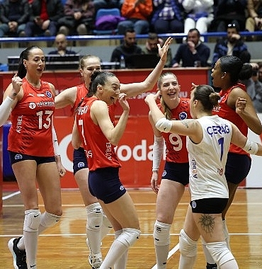 aydin-buyuksehir-belediyespor-kadin-voleybol-takimindan-farkli-galibiyet-AOqPMzq1.jpg