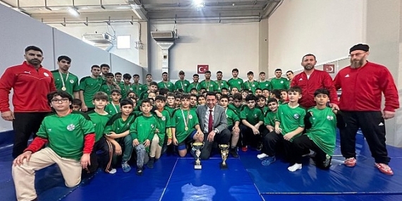 Bayraklı Belediyesi Güreş Takımı İzmir şampiyonu oldu