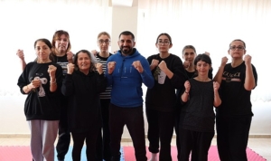 bayraklili-kadinlar-yakin-savunma-ogreniyor-G1YndJWq.jpg