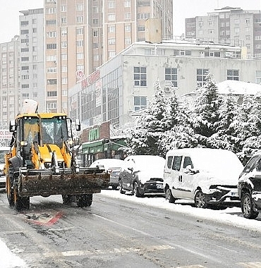 beylikduzu-belediyesinden-karla-etkin-mucadele-XnxwvQ22.jpg