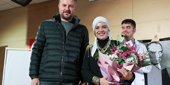 Buca’da sahnelenen Taksiratli Şekibe oyunu izleyenlerden tam not aldı