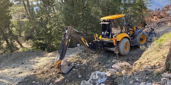 Büyükşehir heyelan yaşanan yollarda duvar örüyor